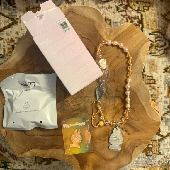 NEW Popmart THE MONSTERS Big into Energy
Series-Phone Charm Blind Box HAPPINESS - Picture 3 of 5